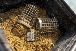 Wire Bait Up Feeder Medium -Guru Hengels Exporteren Winkel preston innovations wire bait up feeder medium 2